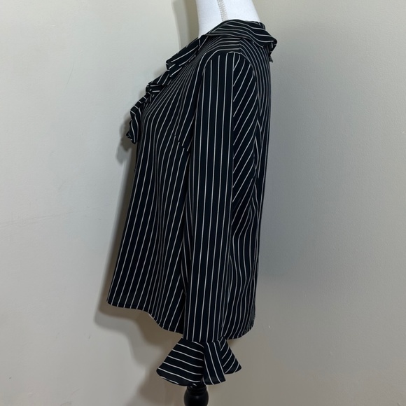 Karen Scott || Woman’s Ruffle button down shirt size PM - Picture 2 of 8